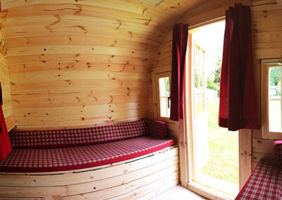 Besonderes Glamping-Erlebnis in den Finkota Camping-Fässern