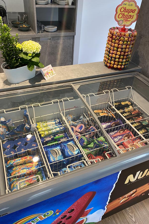 Eistruhe in der Rezeption / Kiosk
