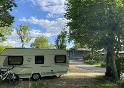 Wohnwagen auf dem Campingplatz Aichelberg